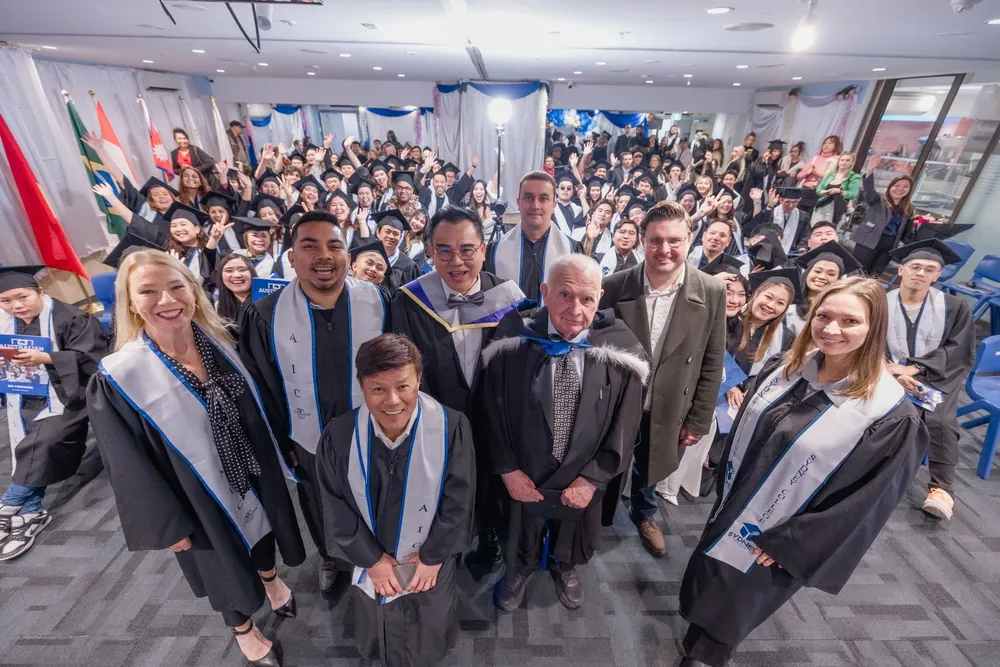นักเรียนและทีม Sydney College ในวันสำเร็จการศึกษา